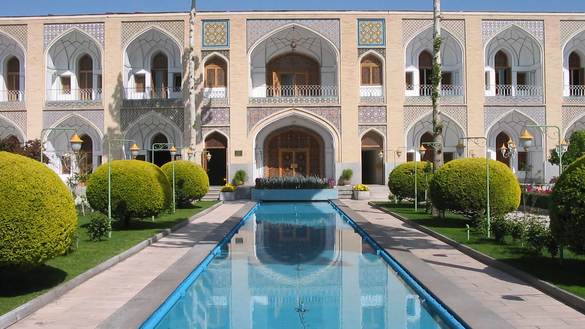 نمای حیاط مرکزی و عمارت تاریخی هتل عباسی اصفهان