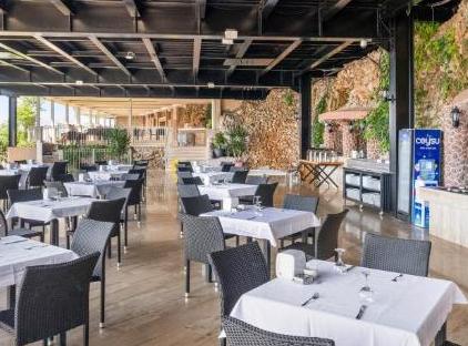 Falcon Hotel تورنگار