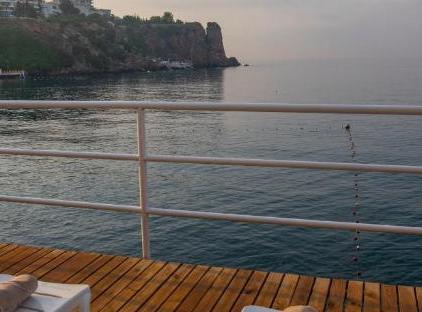 Falcon Hotel تورنگار