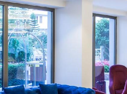 Falcon Hotel تورنگار
