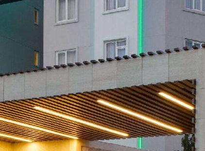 هتل وایندام گاردن لارا تورنگار
