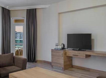 هتل وایندام گاردن لارا تورنگار