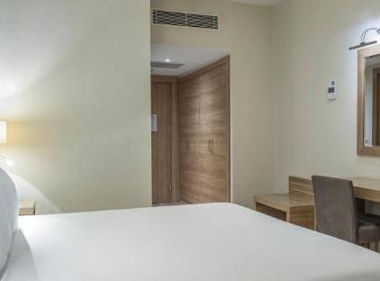 هتل وایندام گاردن لارا تورنگار