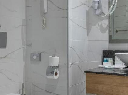 هتل وایندام گاردن لارا تورنگار