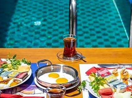 هتل دام لارا تورنگار