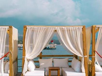 Rox Royal Hotel تورنگار