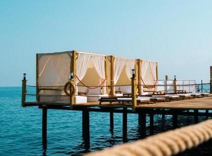 Rox Royal Hotel تورنگار