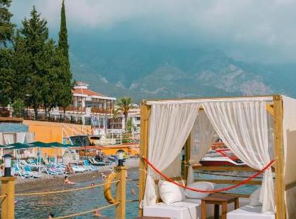 Rox Royal Hotel تورنگار