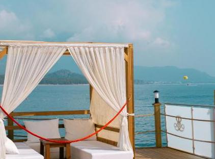 Rox Royal Hotel تورنگار
