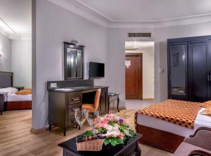 Rox Royal Hotel تورنگار