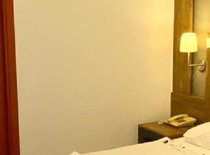 Istanbul Beach Hotel                                                                        تورنگار