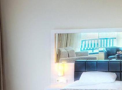 Golden Lotus Hotel تورنگار
