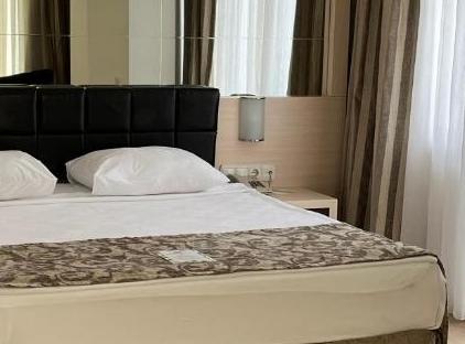 Golden Lotus Hotel تورنگار