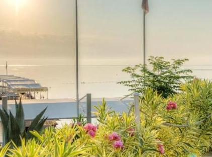 Golden Lotus Hotel تورنگار