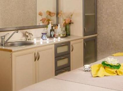Golden Lotus Hotel تورنگار