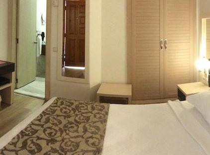 Golden Lotus Hotel تورنگار