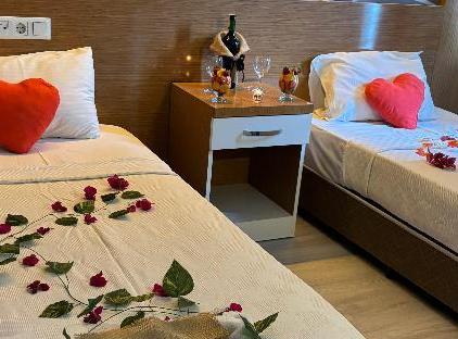 Anita Kemer Noch Hotel تورنگار