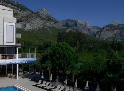 Grand Hotel Derin تورنگار
