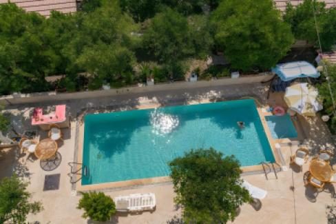 Felicity Hotel & Bungalows