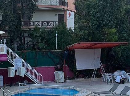 Mr Crane Hotel تورنگار