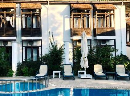 Ford Hotel تورنگار
