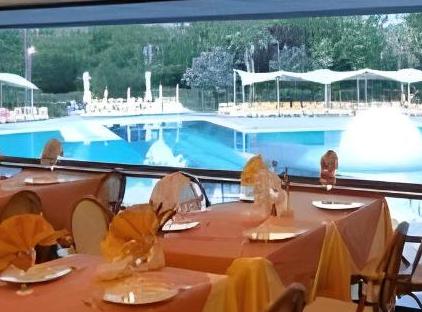 Queen's Park Le Jardin تورنگار