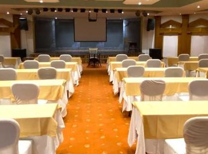 Queen's Park Le Jardin تورنگار