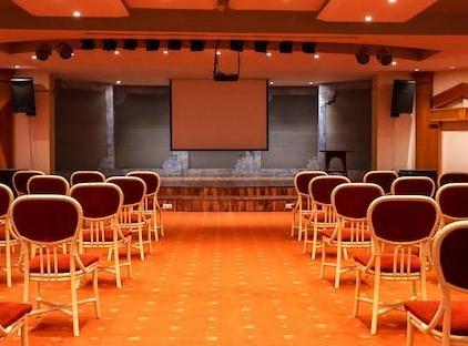 Queen's Park Le Jardin تورنگار
