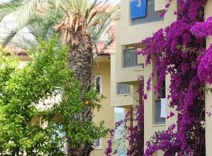 Queen's Park Le Jardin تورنگار