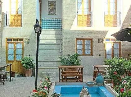 تور شیراز هتل سنتی طاوسی تورنگار
