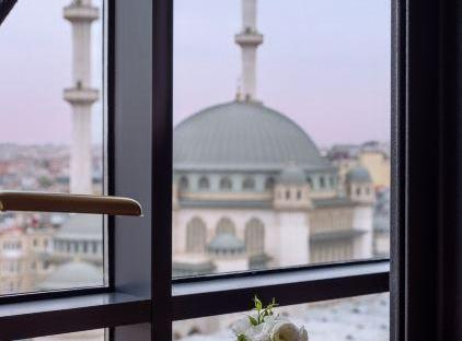تور هتل سوفیتل استانبول تکسیم تورنگار