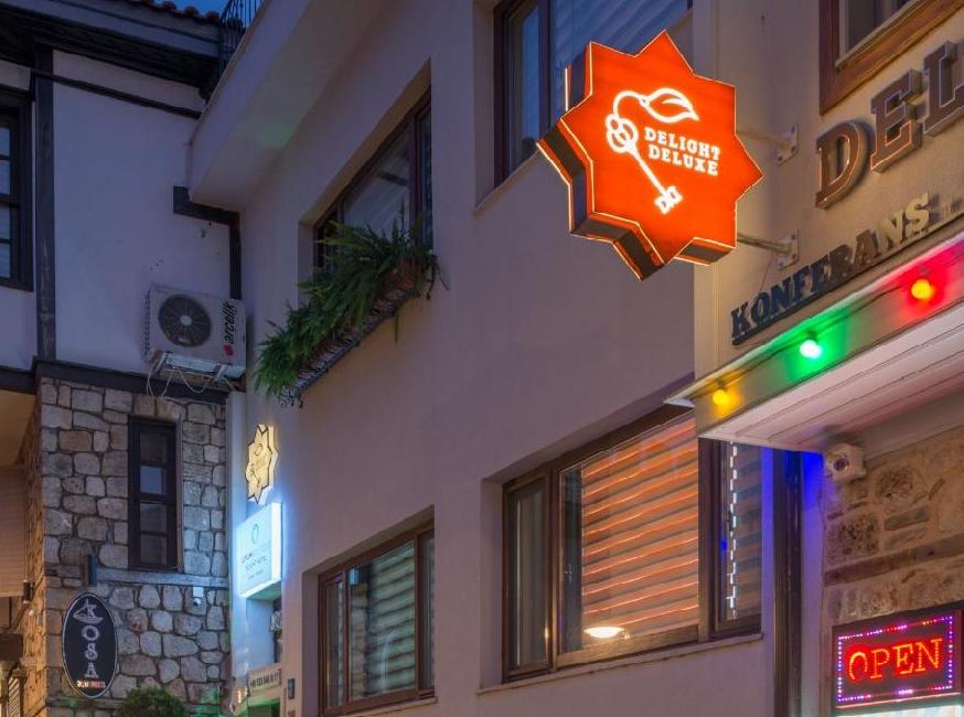 هتل دلایت دولکس آپارتس تورنگار