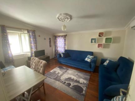 آپارتمان ۱+۱ سقف‌دار با تراس وسیع در مرکز شهر