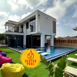 ویلای تری‌پلکس با استخر کودکان، باغ و سونا