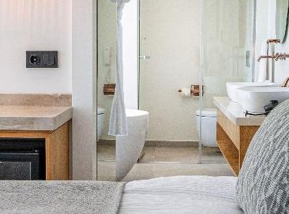 کلاب آرونا توسط هتل‌های لارن تورنگار