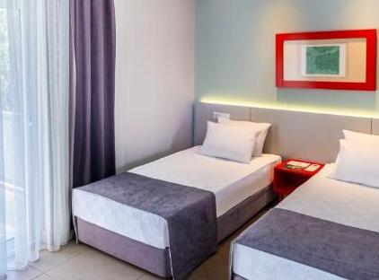 Queen's Park Le Jardin تورنگار