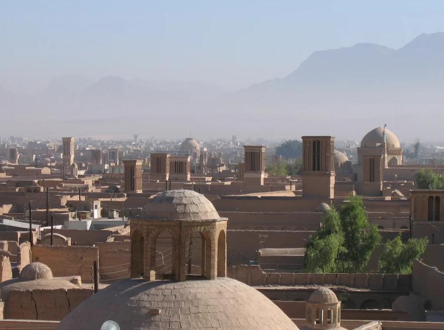 راهنمای کامل سفر به یزد؛ جاهای دیدنی، هتل های سنتی، هزینه ها و سوغات 🏜️