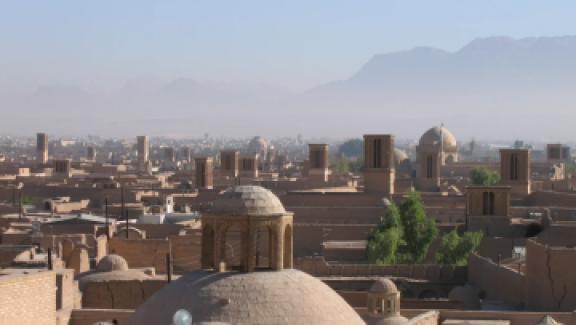 راهنمای کامل سفر به یزد؛ جاهای دیدنی، هتل های سنتی، هزینه ها و سوغات 🏜️
