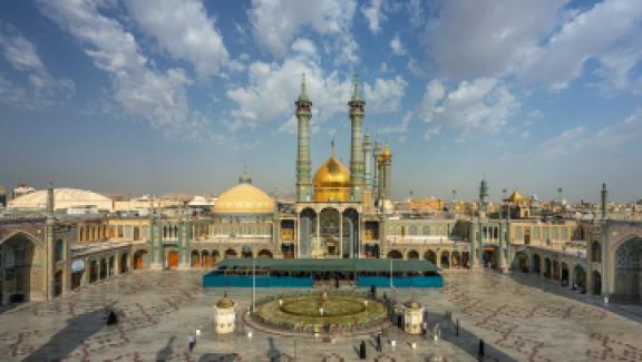 راهنمای کامل سفر به قم؛ جاذبه ها، هتل های نزدیک حرم، هزینه ها و سوغات