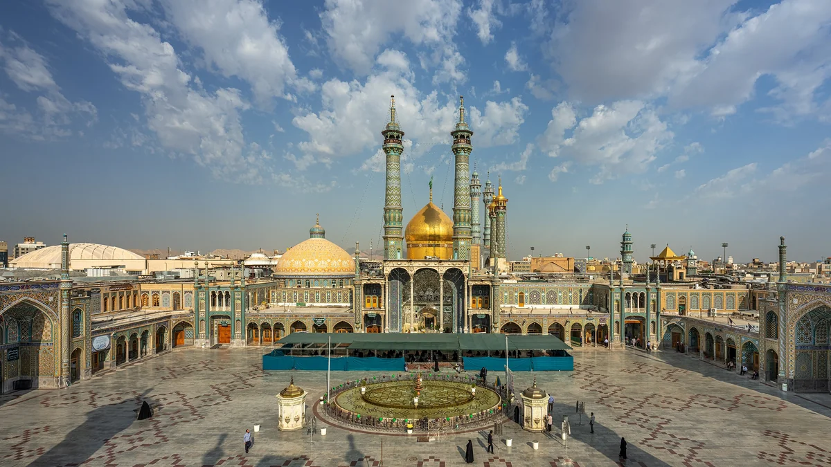 راهنمای کامل سفر به قم؛ جاذبه ها، هتل های نزدیک حرم، هزینه ها و سوغات